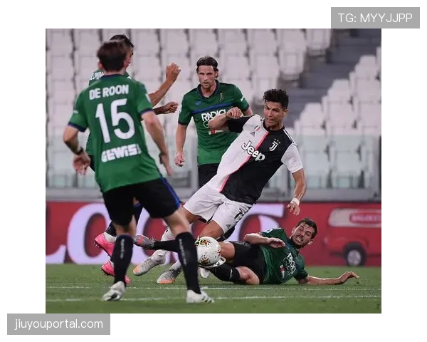 即时：尤文vs亚特兰大比赛因天气原因推迟一小时，球场工作人员紧急清理积水